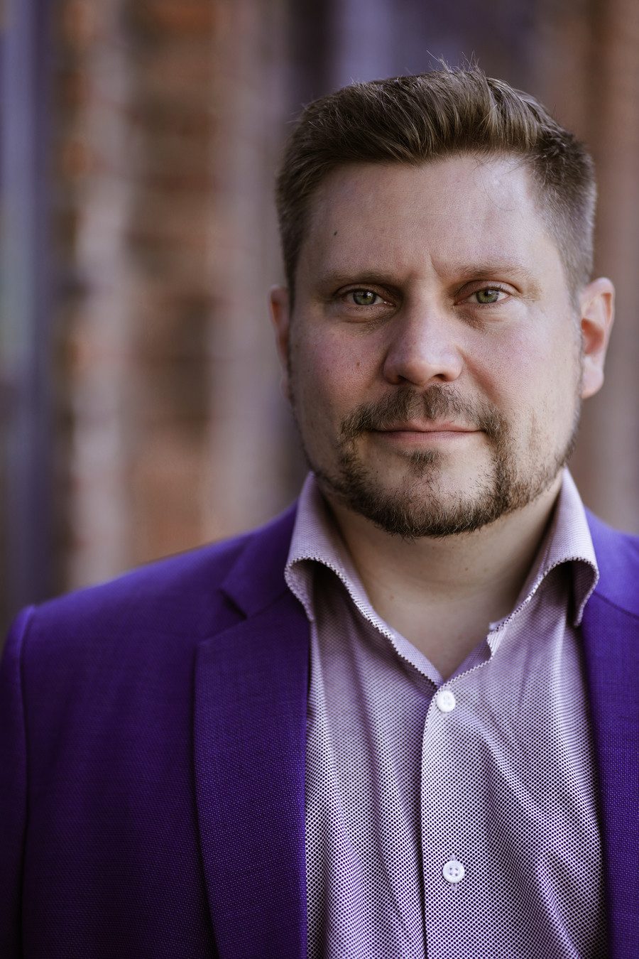 Mikko Sjögren puhumassa yleisölle